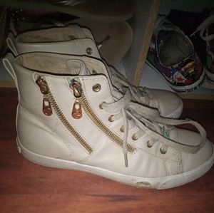 🤎🪐Guess shoes🪐🤎